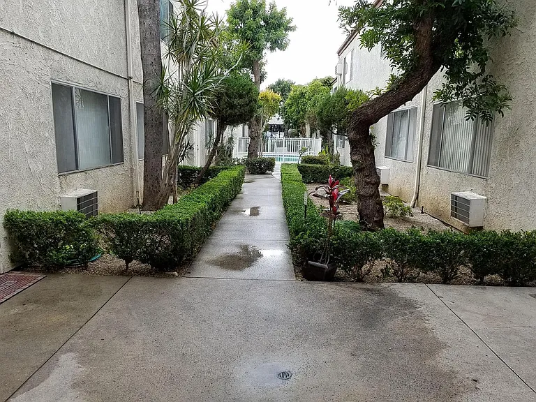 NO A/P: Reseda 5809 — Photo 32