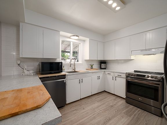 3rd image of 2591 Fleetwood Ave
