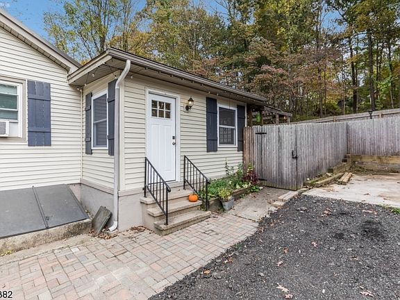 2nd image of 938 Walnut Dr
