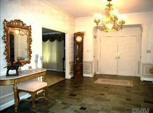 16 Branwood Dr, Dix Hills, NY 11746