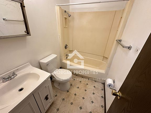 4th image of 217 W Washington St E