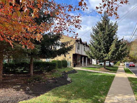 2nd image of 8 Reade St