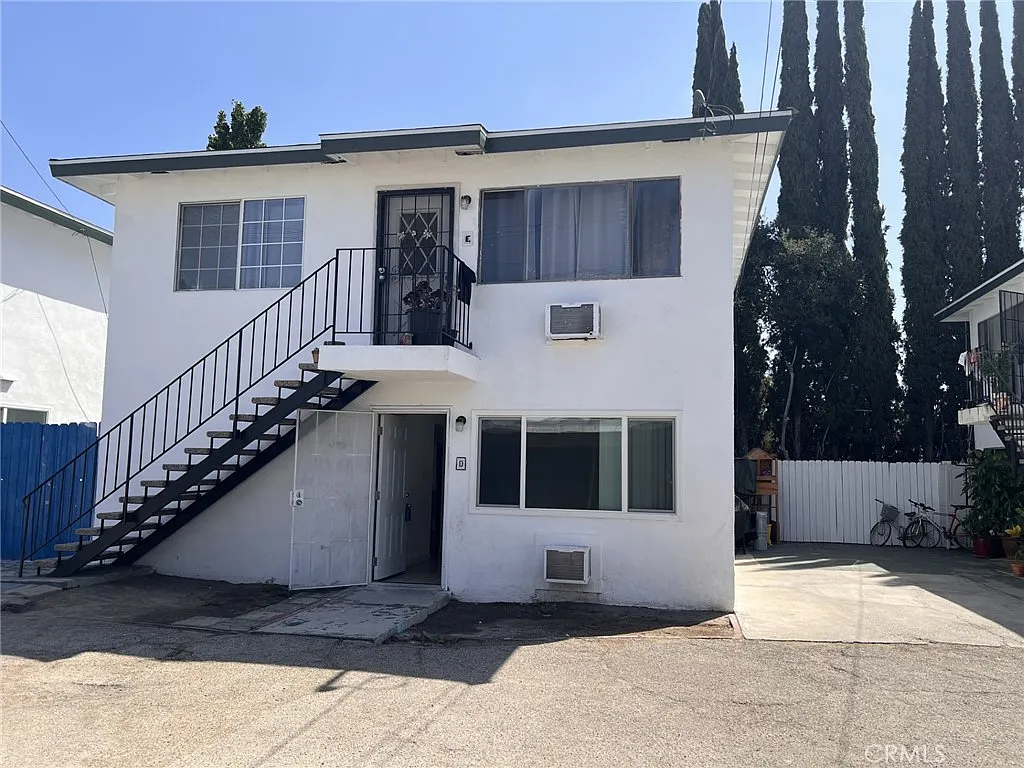 2 bed, 858 sqft, $2,400 — Photo 2