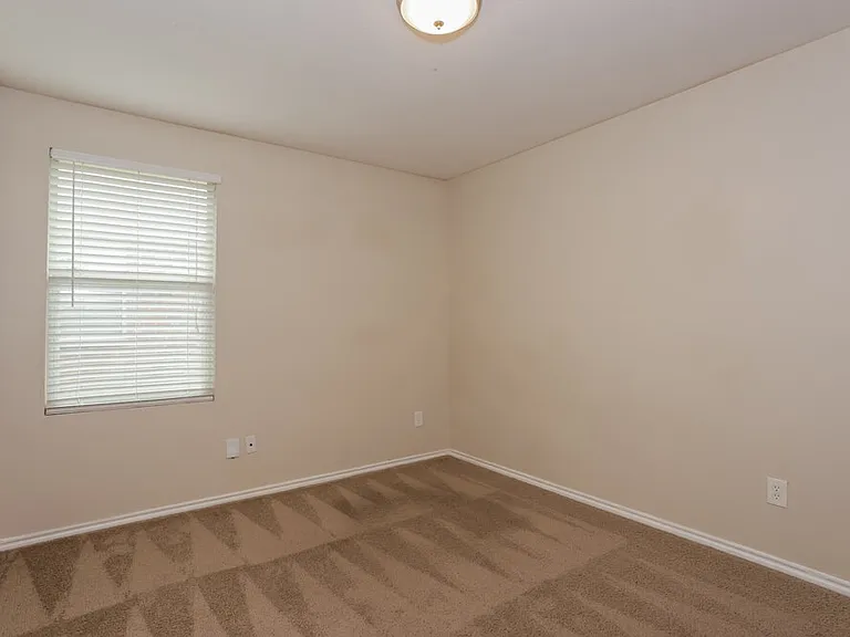 636 Horn St — Photo 13
