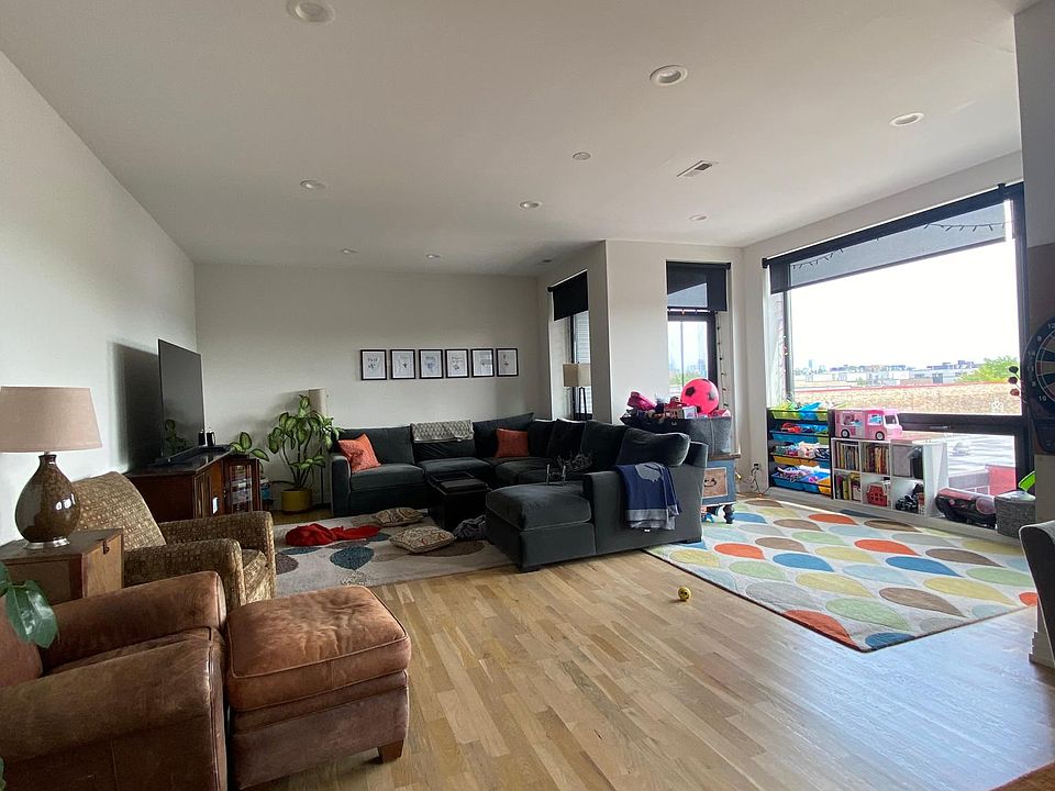 1st image of 2556 W Armitage Ave #402