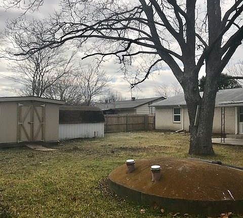 2nd image of 700 Bluebonnet Ln