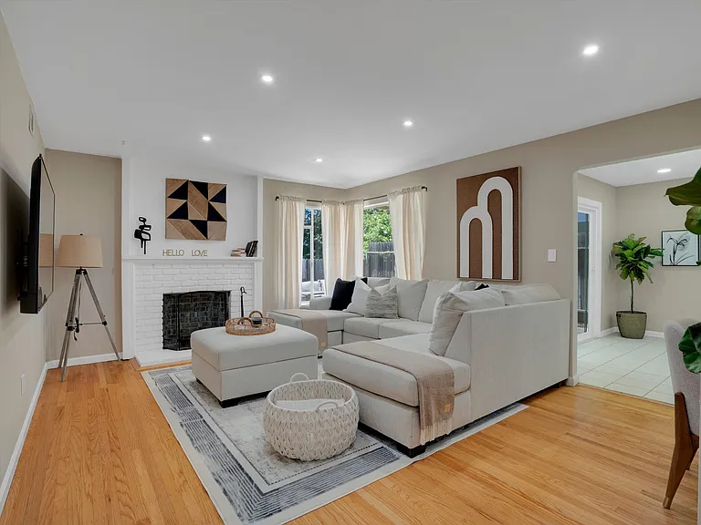 Meadowbrook Dr — Photo 1
