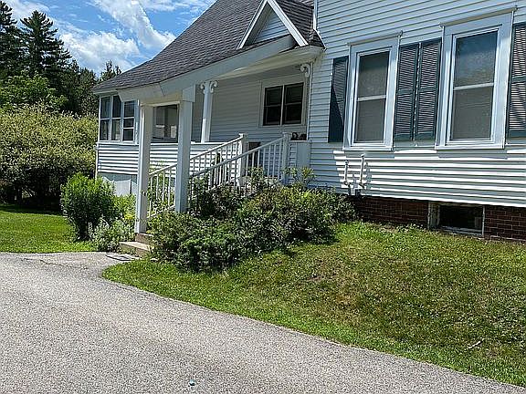 Covered steps to side doorwa