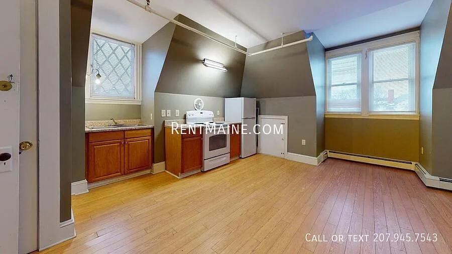 Studio, $950 — Photo 1