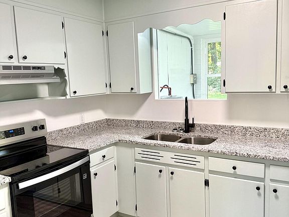 5th image of 944 Park St