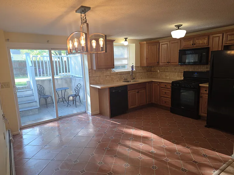 151 Kenyon Ave — Photo 9