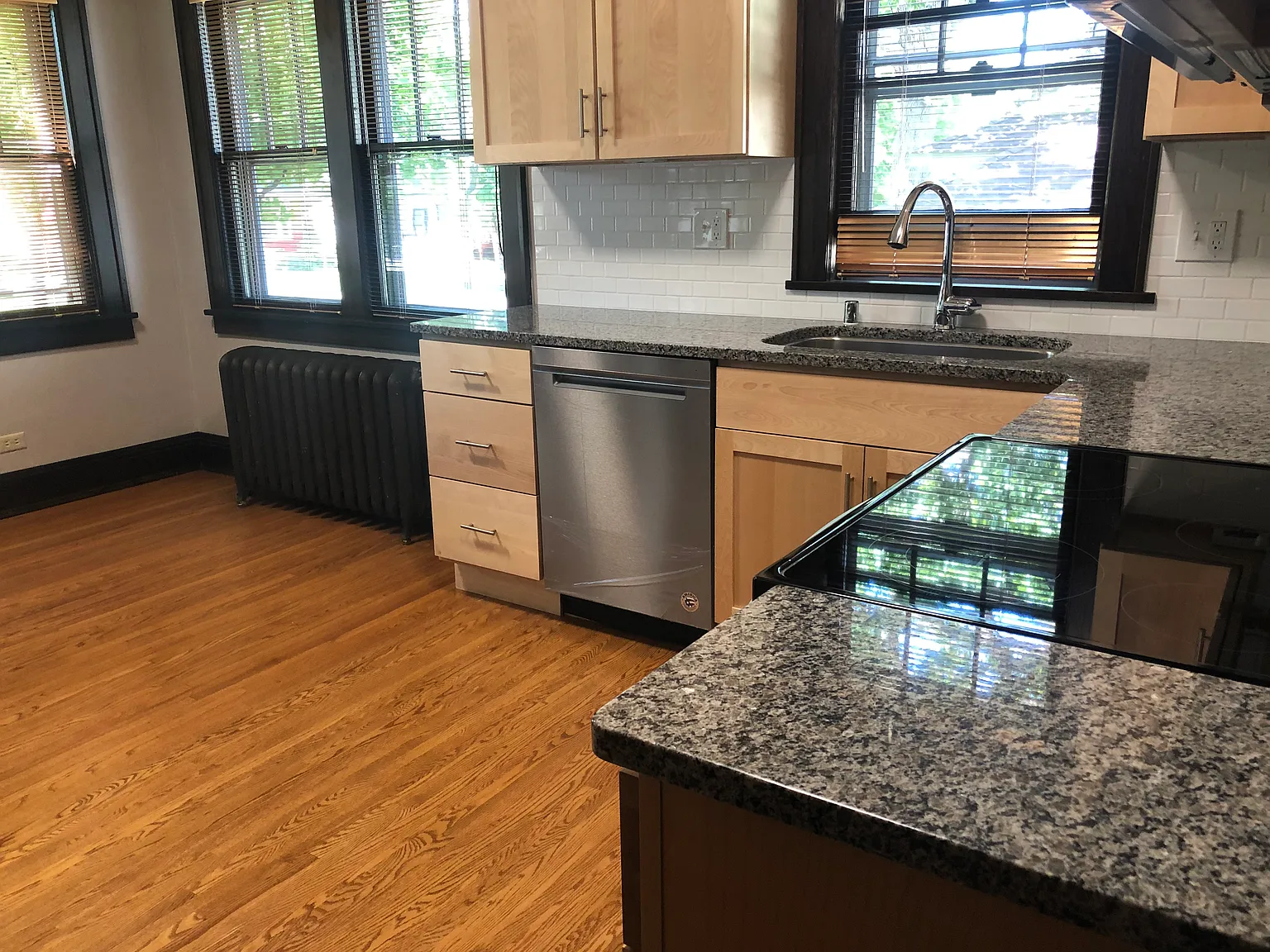 2 bed, 1400 sqft, $2,200 — Photo 3