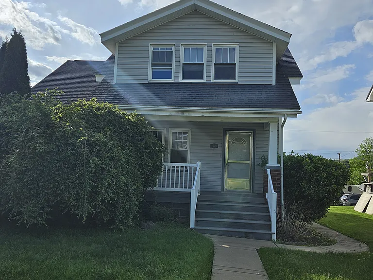 1725 Moore Ave — Photo 1