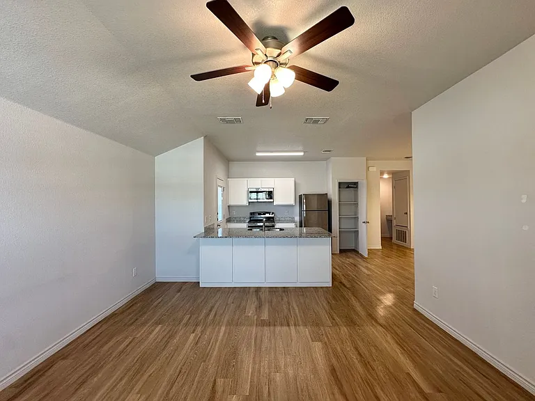 1813 Clovis Dr — Photo 4
