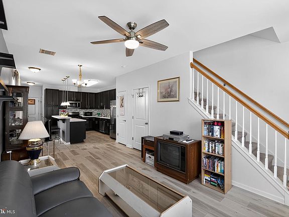 3rd image of 33 Rowand Way E