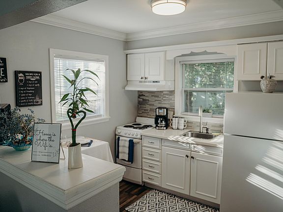 5th image of 1564 Turner St #W