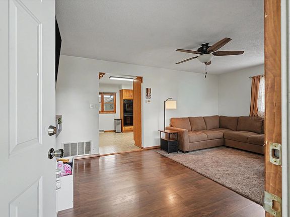 5th image of 208 N Oak St