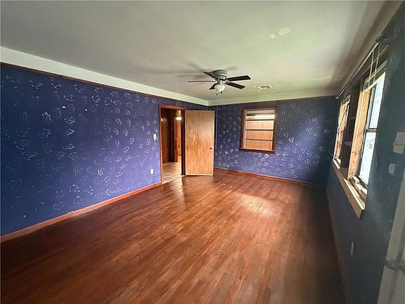 3rd image of 727 Sycamore St