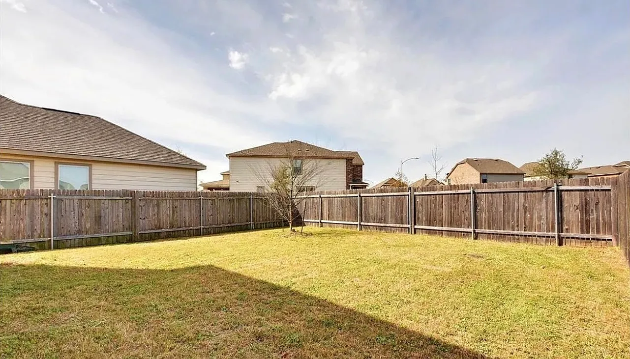 3 bed, 2.5 bath, 1665 sqft, $2,395 — Photo 2