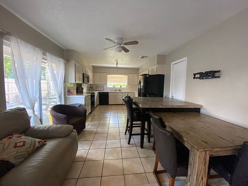 1st image of 800 SE 18th St APT 1