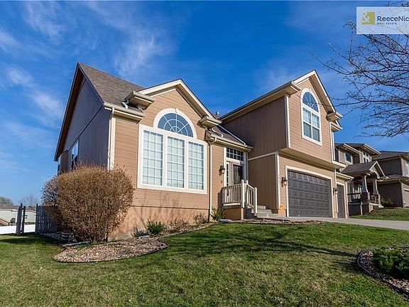 2nd image of 1417 NE Stonewood Dr