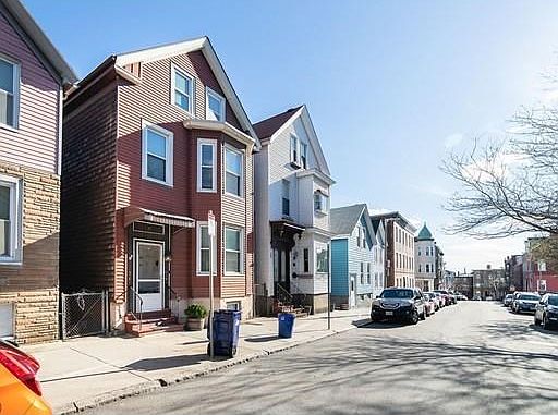 2nd image of 31 Monmouth St