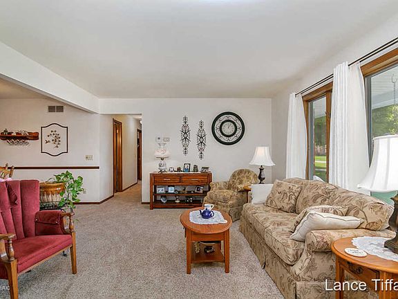 4th image of 8796 Kathryn Dr