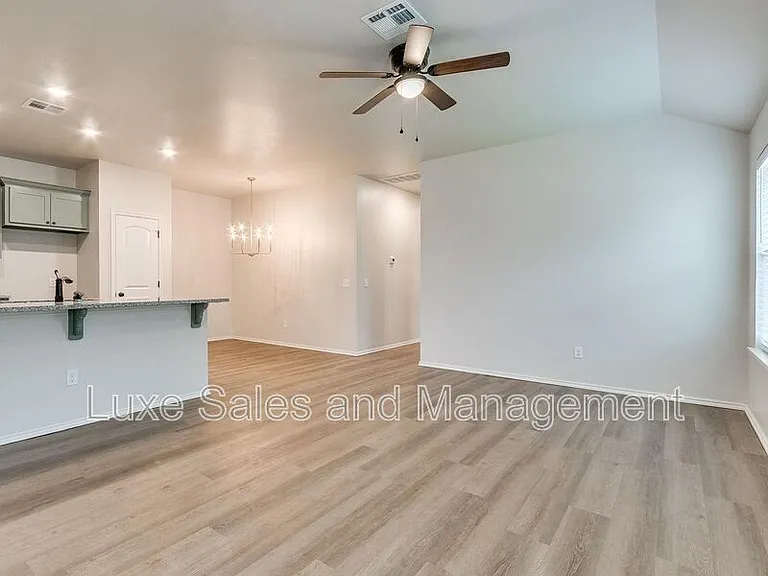 8012 NW 105th St — Photo 3