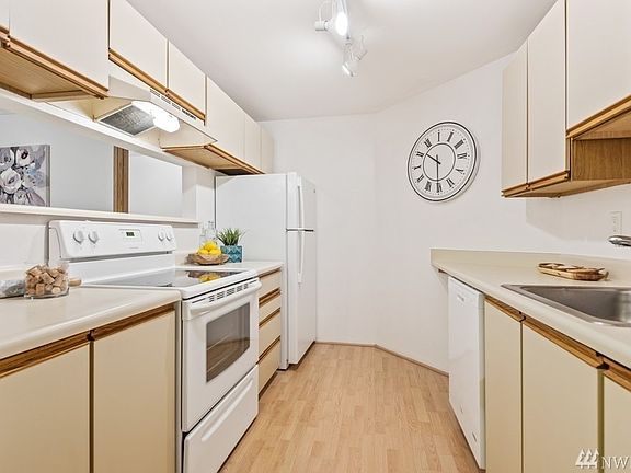 4th image of 700 N 160th St APT A305