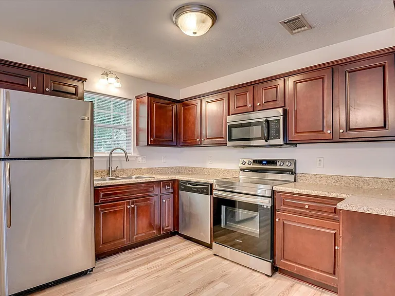 2928 Aylesbury Dr — Photo 9