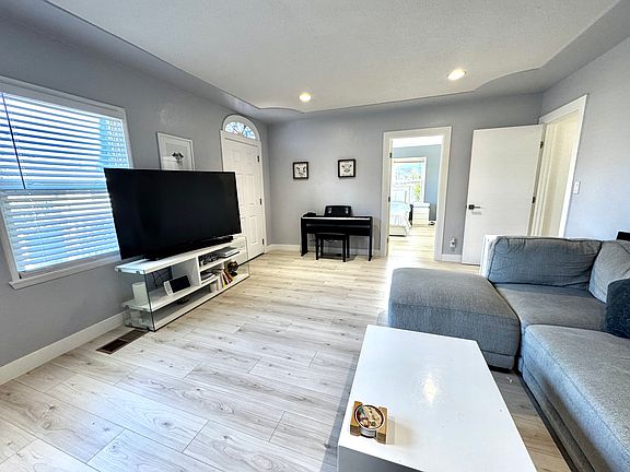 5th image of 555 Leland Ave