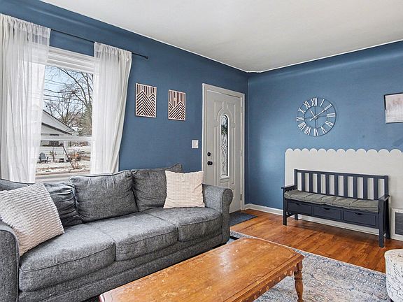 5th image of 1253 Emerald Ave NE