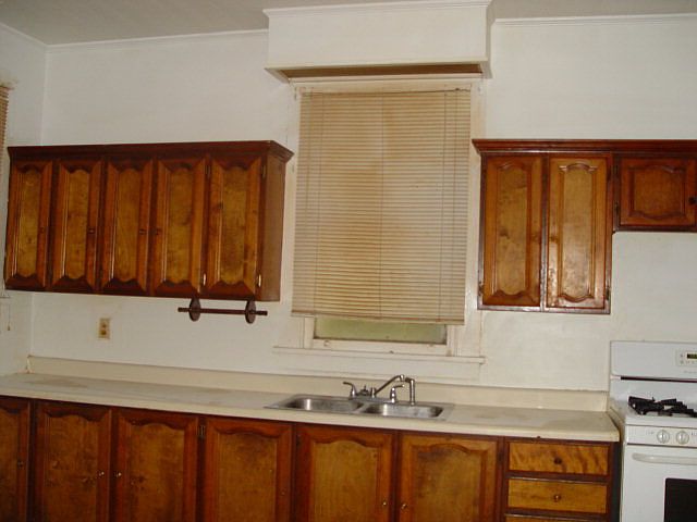 2nd image of 1905 Grove St