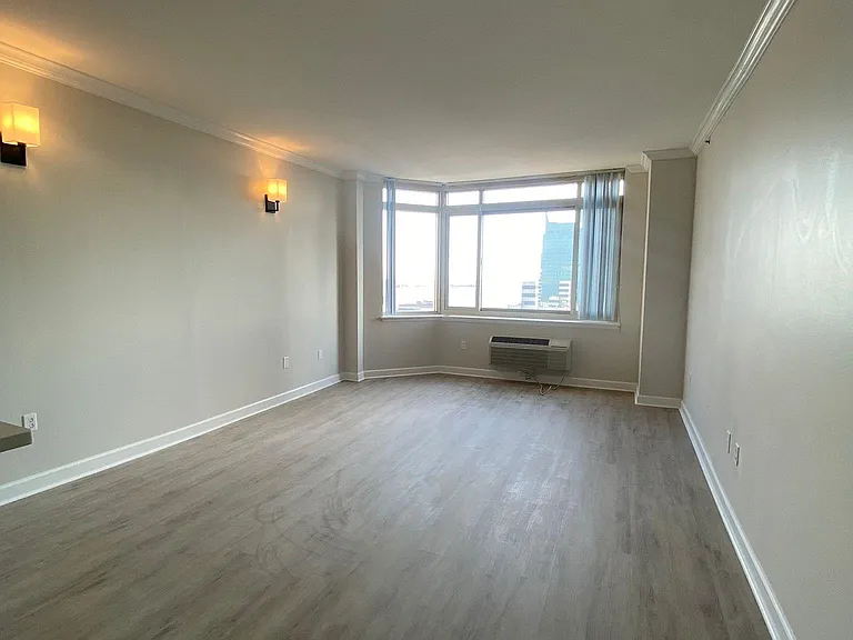 20 2nd St #2511 — Photo 8