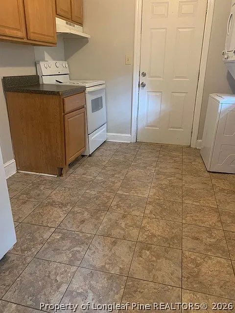 3 bed, 1.0 bath, 888 sqft, $1,050 — Photo 3