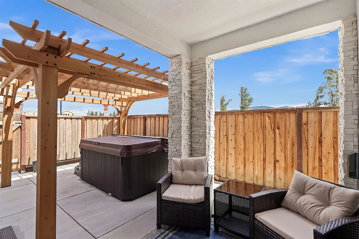 4 bed, 2340 sqft, $9,000 — Photo 4