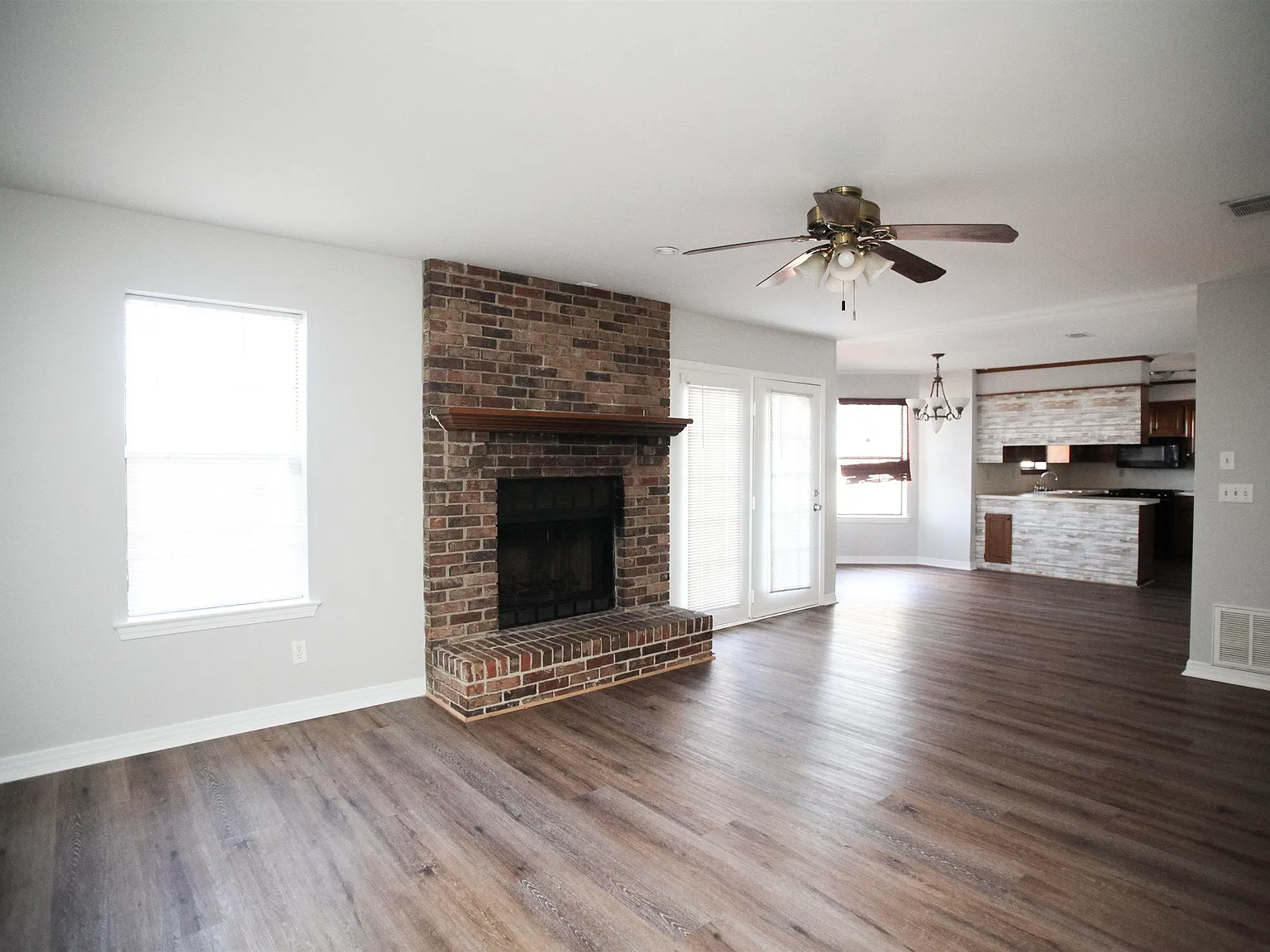 3 bed, 2.0 bath, 1420 sqft, $1,595 — Photo 3