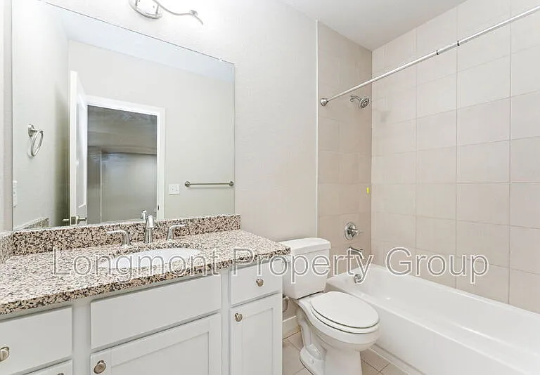 1303 S Oak Ct — Photo 18