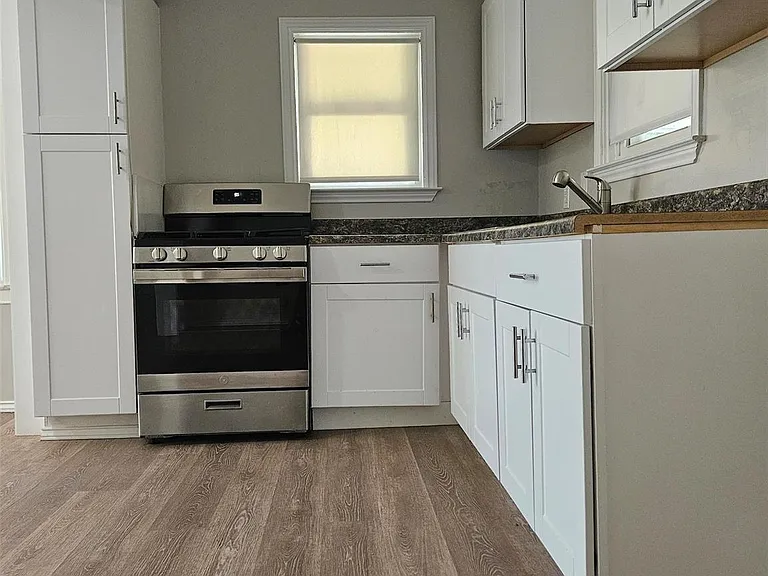 2311 Avenue C — Photo 4