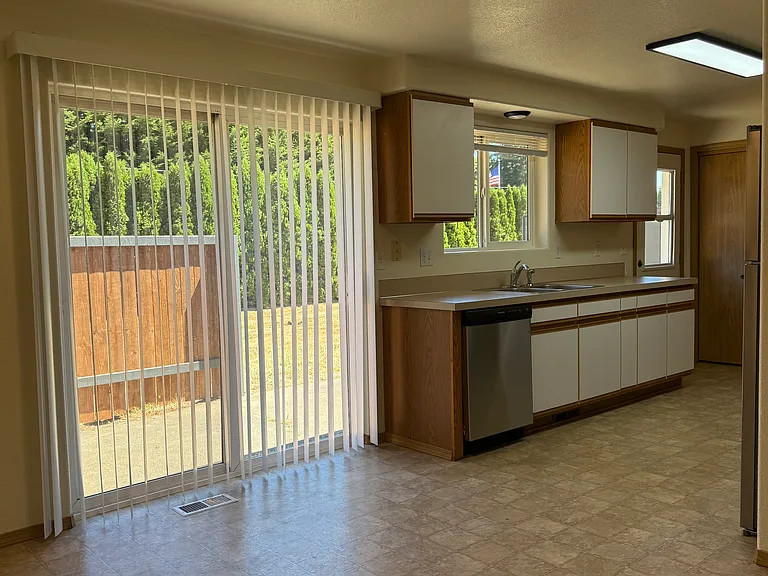 4035 16th Ln NE — Photo 3