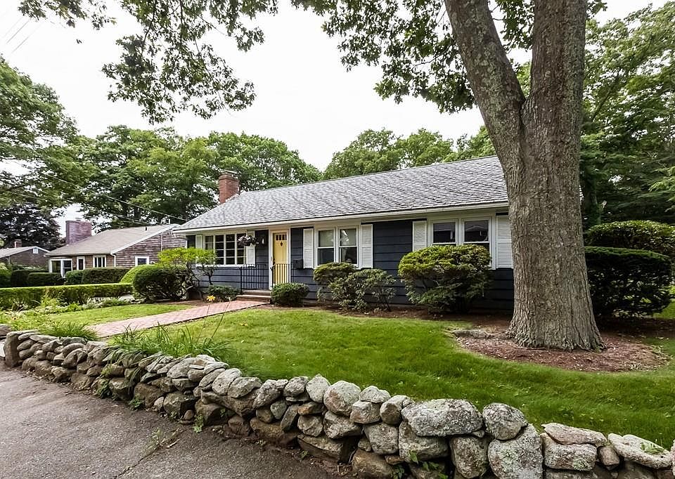 1st image of 8 Marthas Ln