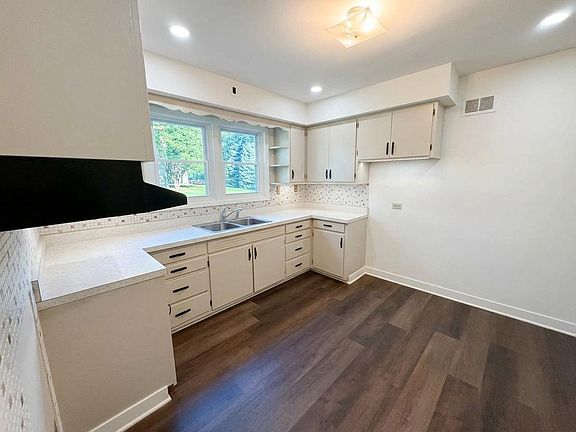 5th image of 925 W Spring St