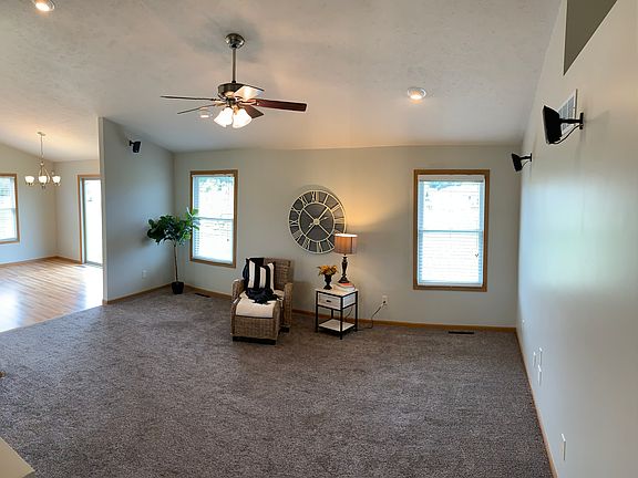 5th image of 58733 Scarborough Ln