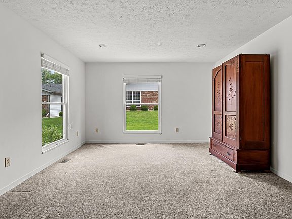 4th image of 581 E Waterloo Ct