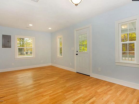 4th image of 3139 N Lakeshore Dr