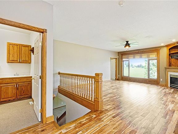 5th image of 212 NE Eaglewood Dr