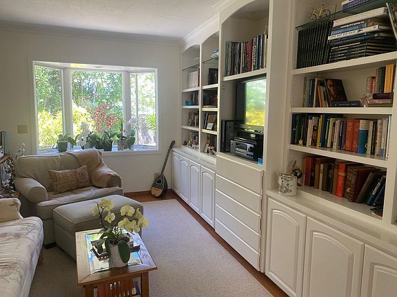 4th image of 718 Estancia Way