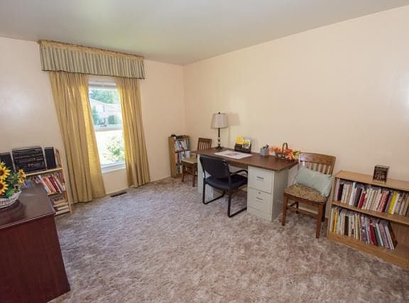 4th image of 1202 Hampshire Dr