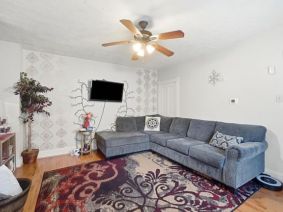 5th image of 115 E 9th St