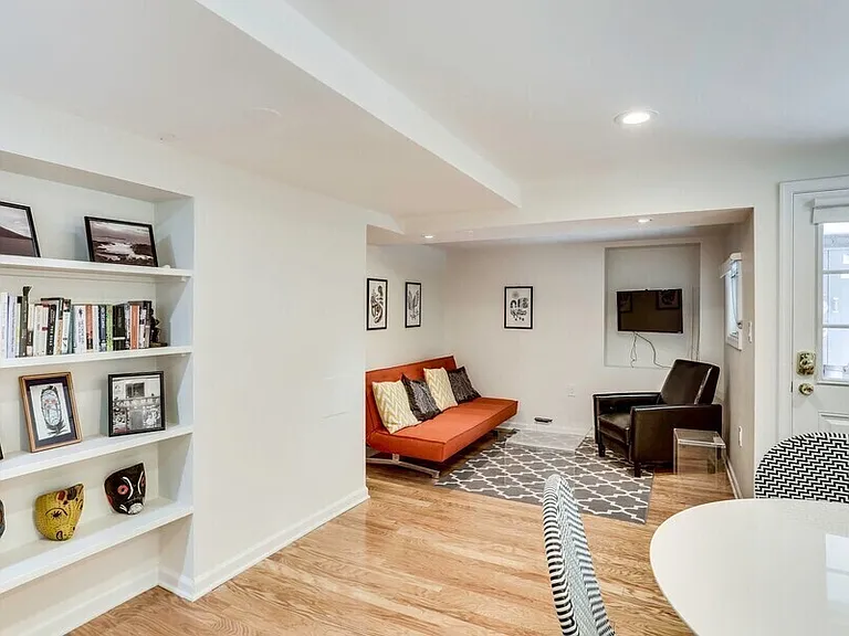 1010 C St SE #B — Photo 11